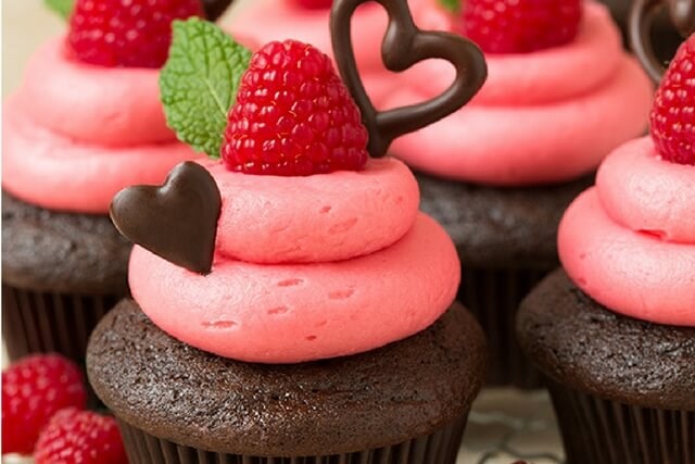 Cupcakes decorated for Valentine's Day.